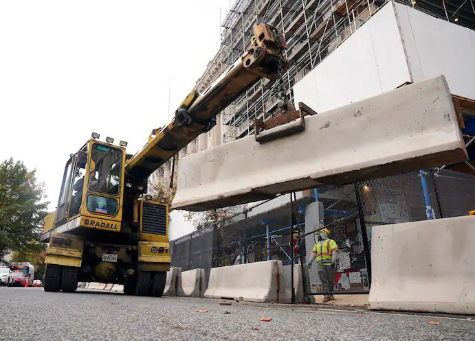 Một số cửa hàng dùng hẳn bê tông để bảo vệ tài sản - Ảnh: Getty Images.