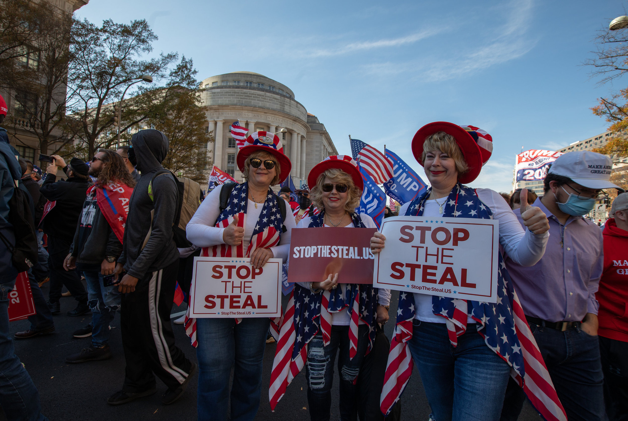 Một nhóm người ủng hộ ông Trump giơ biển yêu cầu 