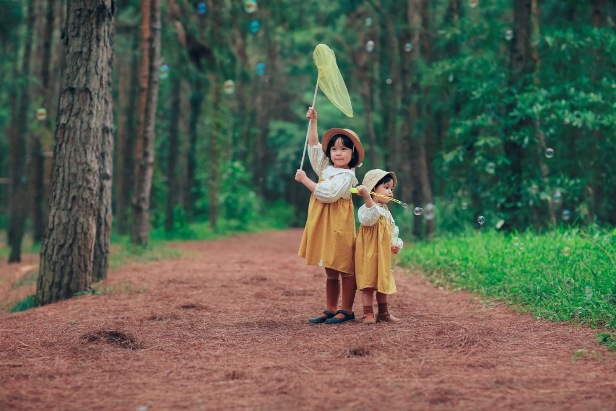 Khoảnh khắc trẻ thơ hồn nhiên giữa miền xanh cổ tích - Ảnh: Long Vũ.