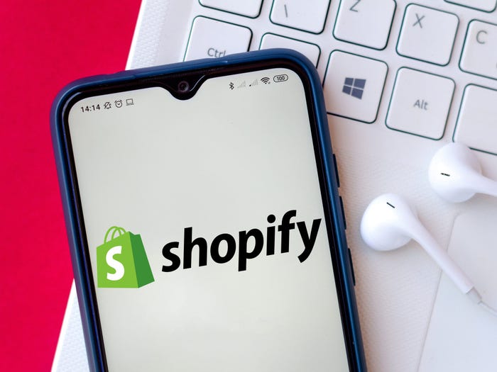 Hãng thương mại điện tử Shopify của Canada hôm 7/1 đã đóng cửa gian hàng trực tuyến của Trump Organization trên nền tảng này - Ảnh: Getty Images