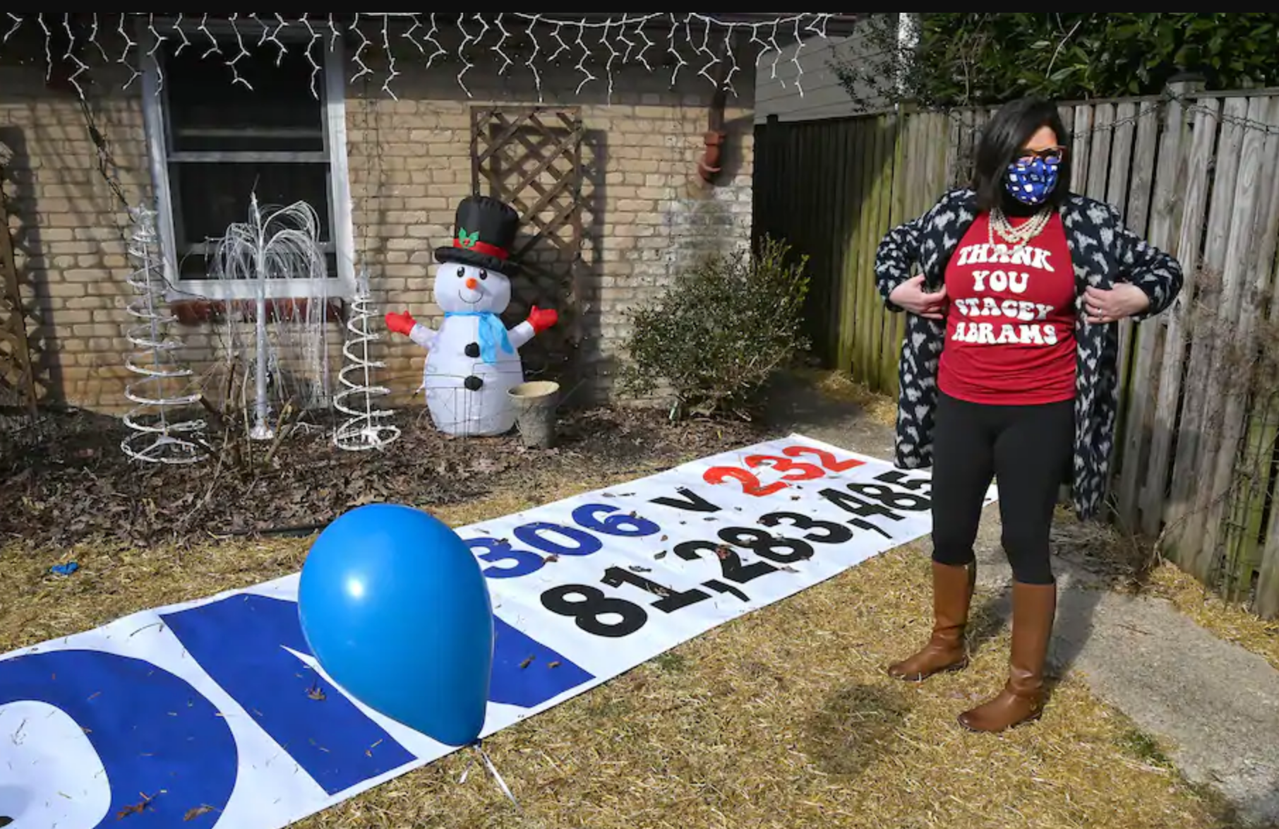 Bị phong tỏa và yêu cầu giãn cách xã hội để ngăn dịch bệnh lây lan, India Blocker, một cư dân Washington đã cùng mẹ và 4 con của mình theo dõi lễ nhậm chức của tân tổng thống qua truyền hình. Bà cũng trang trí ngoài sân nhà băng rôn mừng khoảnh khắc trọng đại của ông Biden và bà Harris - Ảnh: Washington Post