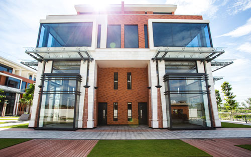 Các căn biệt thự tại Galleria đều có hai mặt thông thoáng với chiều rộng 10 - 11,5m và hệ thống các ô cửa kính cao rộng khiến ngôi nhà tràn ngập ánh sáng tự nhiên.