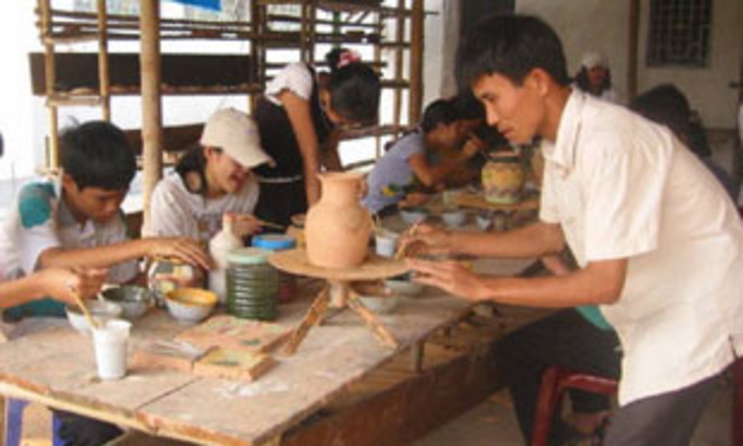 Lao động ở làng nghề có nguy cơ mất việc cao - Ảnh minh họa.