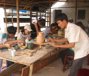 Lao động ở làng nghề có nguy cơ mất việc cao - Ảnh minh họa.