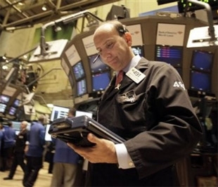 Dow Jones chỉ cách ngưỡng 10.000 điểm có 170,13 điểm, tương đương 1,73% - Ảnh: AP.