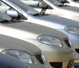 Thị trường ôtô lại có cơ hội "ấm" lên khi lệ phí trước bạ giảm xuống một nửa - Ảnh: Việt Tuấn.