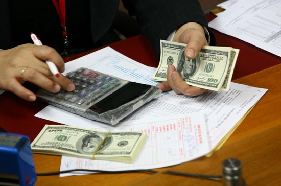 Thông thường, cứ mỗi đợt tỷ giá căng thẳng, lời giải thích của cơ quan quản lý bao giờ cũng là “cân đối cung cầu ngoại tệ vẫn ổn định”, “thâm hụt cán cân thanh toán tổng thể không đến mức lo ngại”, “lãi suất USD trên thị trường ở mức bình thường” và vì thế, “tỷ giá vẫn trong vòng kiểm soát”… - Ảnh: Việt Tuấn.