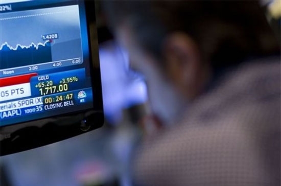 Hết “cọc” để bám, giới đầu tư châu Á hành động tương tự như những gì các nhà đầu tư tại Phố Wall và châu Âu đã làm đêm qua: tháo chạy sang những kênh đầu tư mang tính “hầm trú ẩn” như vàng, Franc Thụy Sỹ và trái phiếu kho bạc Mỹ - Ảnh: AP.