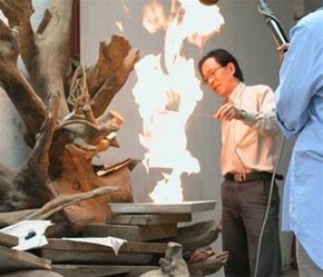 “Thần chống cháy” Nguyễn Văn Thanh biểu diễn dung dịch chống cháy trên gỗ do ông sáng chế trước ống kính VTV.