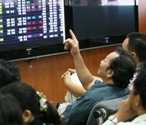 Nhà đầu tư nước ngoài mua vào mạnh, bán ra "nhỏ giọt"; nhà đầu tư trong nước vẫn tranh thủ bán ra.