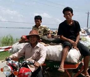 Vận chuyển hàng hóa sang Campuchia qua cửa khẩu quốc tế Tịnh Biên, tỉnh An Giang.