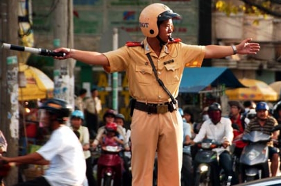 Xây dựng chế tài xử phạt vi phạm hành chính đủ mạnh và nâng cao mức xử phạt đối với các hành vi vi phạm hành chính trong lĩnh vực giao thông là giải pháp được Chính phủ tính đến.