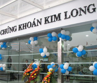 Công ty Cổ phần Chứng khoán Kim Long (mã KLS-HNX) thông báo dự kiến trong quý 3 và 4 sẽ chào bán riêng lẻ 6 triệu cổ phiếu để tăng vốn điều lệ từ 600 tỷ đồng lên 660 tỷ đồng.