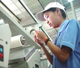 Nhiều doanh nghiệp phàn nàn rằng có nhiều khó khăn trong việc áp dụng chính sách lao động nữ.