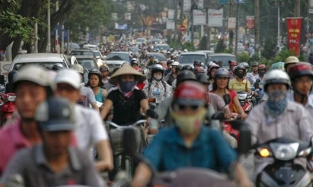 Dòng người tấp nập trên đường phố Hà Nội - Ảnh: AP.