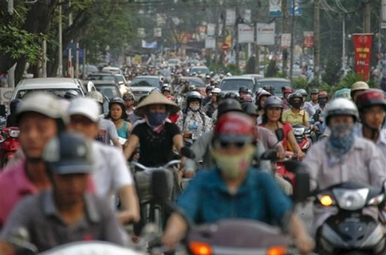 Dòng người tấp nập trên đường phố Hà Nội - Ảnh: AP.