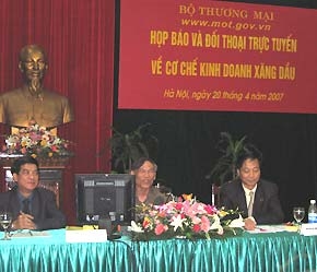 Bộ trưởng Trương Đình Tuyển và các quan chức Bộ Thương mại tại cuộc họp báo sáng 20/4.