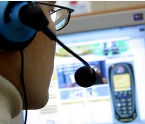 Dịch vụ điện thoại Internet giúp doanh nghiệp tiết kiệm chi phí gọi điện thoại đi quốc tế - Ảnh: Việt Tuấn.