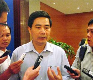 Ông Cao Đức Phát (giữa) trong một lần trả lời báo giới.