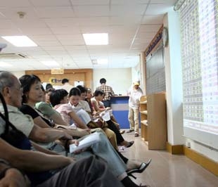 Xếp hạng tín dụng các doanh nghiệp niêm yết năm 2008 được Trung tâm Thông tin tín dụng hợp tác triển khai cùng với Dun & Bradstreet, một cơ quan thông tin uy tín của Mỹ - Ảnh: Việt Tuấn.