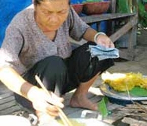 Bà Mười Xiềm với món bánh xèo truyền thống.