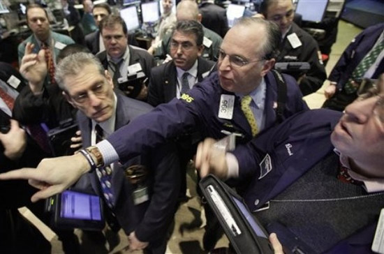 Trong tuần, chỉ số Dow Jones giảm 1,36%, chỉ số S&P 500 mất 0,36% và chỉ số Nasdaq tăng 0,98% - Ảnh: AP.