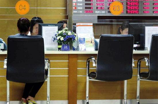 Trong trường hợp tất cả đều huy động 14%/năm, người gửi tiền sẽ lựa chọn ngân hàng quy mô lớn, thương hiệu mạnh, nhiều dịch vụ để gửi tiền.