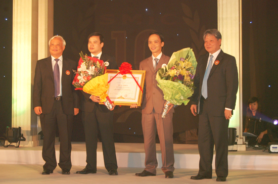 Phó chủ tịch Quốc hội, ông Uông Chu Lưu (ngoài cùng bên trái) và Bộ trưởng Bộ Tư pháp, ông Hà Hùng Cường (ngoài cùng bên phải) trao bằng khen của Thủ tướng Chính phủ cho lãnh đạo SMiC.