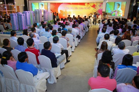 Các kiều bào tham dự buổi gặp gỡ đầu xuân 2010 tại Tp.HCM.