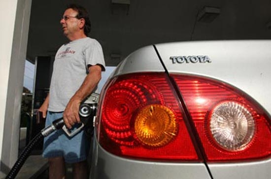 Giá xăng kỳ hạn trên thị trường thế giới vẫn đang giao dịch cầm chừng vài phiên gần đây.