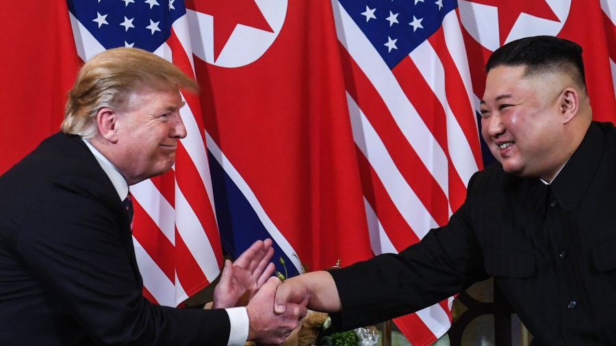 Tổng thống Mỹ Donald Trump (trái) bắt tay Chủ tịch Triều Tiên Kim Jong Un tại khách sạn Metropole, Hà Nội, mở màn cuộc gặp thượng đỉnh Mỹ-Triều lần thứ hai - Ảnh: Getty Images.