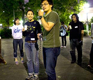 Một thanh niên Nhật đang tập hô khẩu hiệu biểu tình - Ảnh: New York Times.