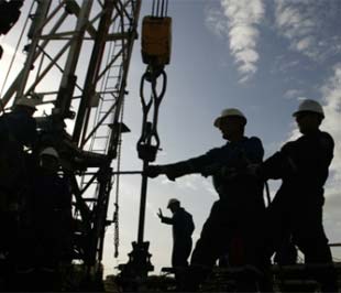 Một số nhà phân tích còn cho rằng, có thể OPEC đã hạn chế sự đi xuống của giá dầu bằng cách bí mật giảm sản lượng.