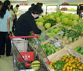 Thời gian này, giá cả nhiều mặt hàng vẫn đang có xu hướng leo thang.