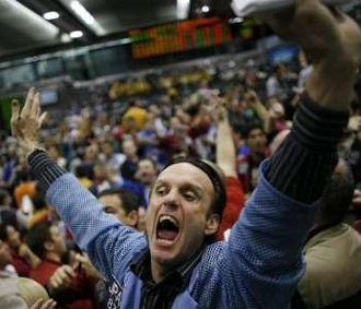 Chứng khoán Mỹ bất ngờ khởi sắc vào cuối giờ giao dịch buổi chiều do nhiều thông tin tích cực hơn được công bố.