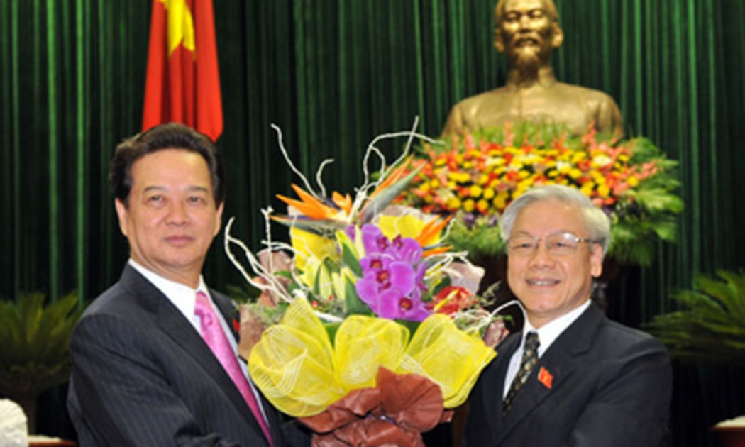 Tổng bí thư Nguyễn Phú Trọng chúc mừng Thủ tướng Chính phủ Nguyễn Tấn Dũng - Ảnh Chinhphu.vn.