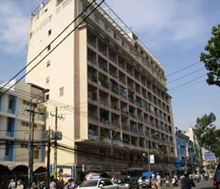 Thành phố sẽ ưu tiên những người có nhu cầu bức thiết về nhà ở, như chưa có nhà ở, mới lập gia đình, diện tích nhà ở bình quân quá thấp. Trong ảnh là một chung cư cũ trên đường Trần Hưng Đạo (Tp.HCM).