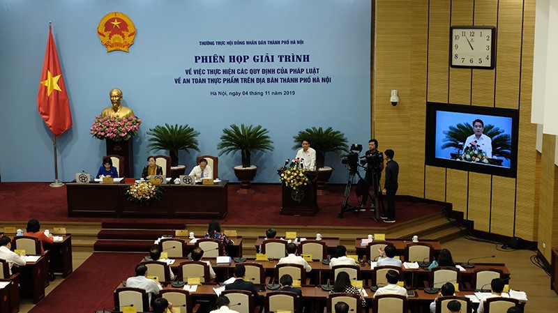 Chủ tịch UBND thành phố Hà Nội Nguyễn Đức Chung phát biểu tại phiên giải trình.