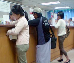 Các ngân hàng thương mại quốc doanh cũng đang phải nâng cấp dịch vụ để cạnh tranh.