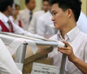 Trong phiên đấu giá cổ phần lần đầu ra công chúng vừa qua của Tổng công ty Bảo hiểm Việt Nam (Bảo Việt), số phiếu đấu giá không hợp lệ đạt kỷ lục - Ảnh: Mạnh Thắng.