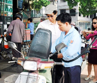Trong điều kiện của thị trường nước ta, việc tăng giá xăng dầu gây ra làn sóng tăng giá mạnh gấp nhiều lần so với mọi tính toán của các nhà quản lý.
