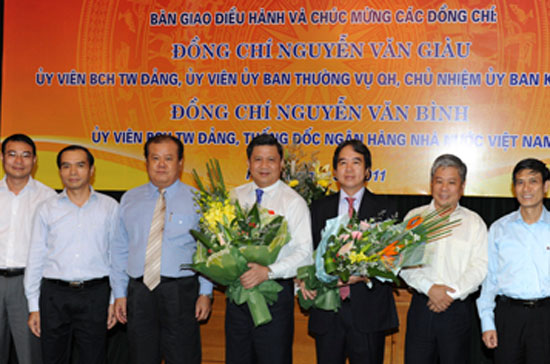 Tân Thống đốc Nguyễn Văn Bình (thứ ba từ phải sang) bên cạnh nguyên Thống đốc Nguyễn Văn Giàu (thứ tư từ trái sang) tại lễ bàn giao công việc điều hành Ngân hàng Nhà nước - Ảnh: SBV.