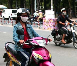 Nếu như làm đúng quy trình phân tích chính sách, Bộ Y tế sẽ nhận thấy, các dữ liệu thống kê không ghi nhận tình trạng tai nạn giao thông xảy ra do “thấp bé, nhẹ cân” lên tới mức phải điều chỉnh bằng cách tước quyền đi xe của họ - Ảnh: N.C.T.