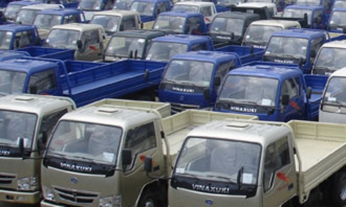 Ôtô nội tiếp tục “tụt dốc”