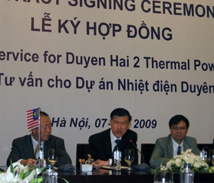Ông Ti Chee Liang, Chủ tịch kiêm Tổng giám đốc Janakuasa Sdn Bh (người ngồi giữa).