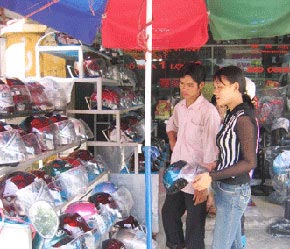 Sự đa dạng về chủng loại của mũ bảo hiểm khiến người mua không khỏi băn khoăn khi muốn tìm cho mình một chiếc mũ thực sự đảm bảo chất lượng.