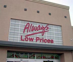 Khẩu hiệu của Wal-Mart: “Giá luôn rẻ”.