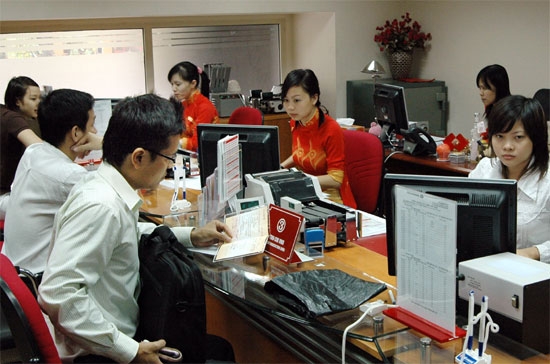 Khi doanh nghiệp không thể khôi phục sản xuất thì nợ cũ gối chồng lên nợ mới và đẩy hệ thống ngân hàng chưa kịp bước qua khó khăn thanh khoản, đã phải đối mặt với gia tăng nợ xấu.