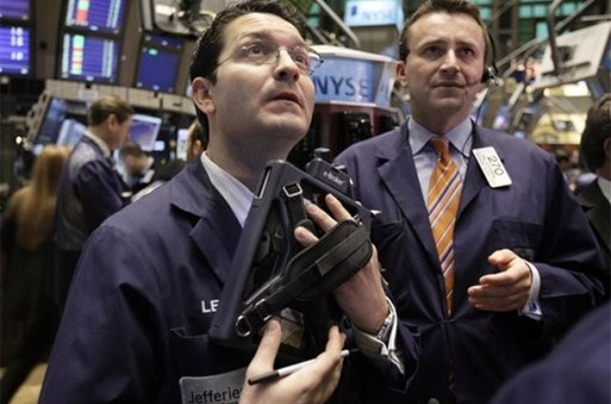  Dù kết thúc ngày giao dịch, cả ba chỉ số đều mất điểm, nhưng nếu so với mức giảm hơn 1,4% giá trị trong hầu hết quãng thời gian giao dịch, thì mức giảm này được xem là ngoài mong đợi của rất nhiều nhà đầu tư - Ảnh: AP.