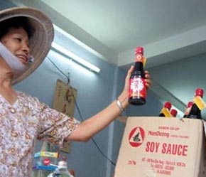Đây là lần đầu tiên các nhà sản xuất nước tương không đạt tiêu chuẩn bị kiện - Ảnh: TT.